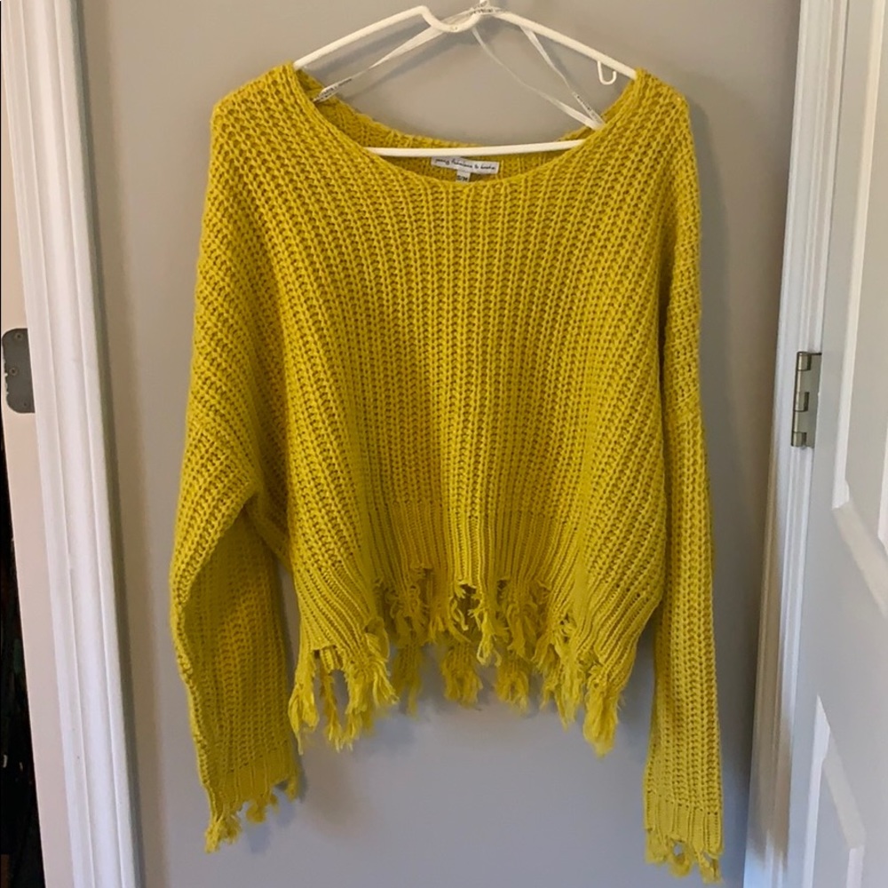 Yellow sweater, fringed hem and sleeves
